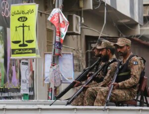 La violencia en los centros electorales obliga a Pakistán a cerrar sus fronteras y suspender servicios móviles