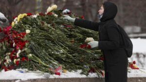 Una mujer deposita flores en homenaje a Alexei Navalny en la plaza Lubyanka de Moscú.