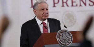 López Obrador filtra en una rueda de prensa el teléfono de la periodista que reveló sus presuntos vínculos con el narco