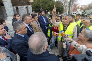 Los agricultores murcianos llevan su lucha a la Asamblea Regional e impiden la salida de los diputados