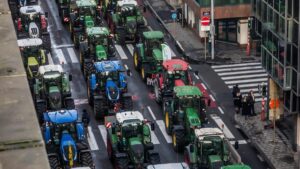 Los agricultores protestan con un millar de tractores en Bruselas durante la cumbre europea