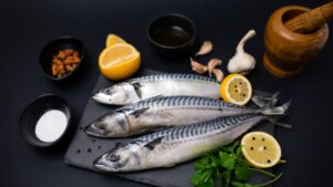 Los cuatro pescados más baratos que el salmón con omega-3 para bajar el colesterol