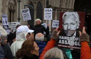 Los fiscales norteamericanos sostienen que Assange no puede ser tratado "como un periodista corriente"