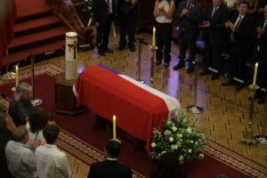 Los restos mortales del expresidente Piñera llegan al antiguo Congreso para ser velados