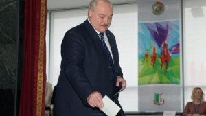 El presidente de Bielorrusia, Alexander Lukashenko deposita su voto en las urnas para elegir a los miembros del Parlamento.
