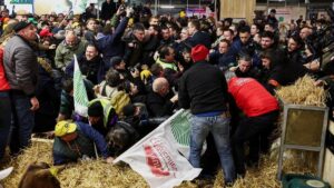 Agricultores enfadados irrunmpen en un acto de Macron