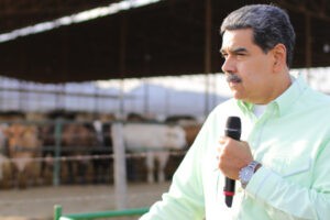 Maduro pide "democraticen" el acceso a créditos