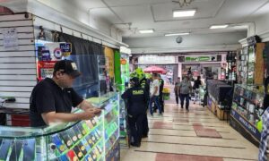 Clausuran por tres dÃ­as centro comercial de MedellÃ­n donde vendÃ­an celulares robados