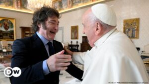 Milei se reúne con el papa Francisco y le regala alfajores – DW – 12/02/2024