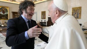 El presidente de Argentina, Javier Milei, abraza al papa Francisco durante la audiencia que han mantenido este lunes en el Vaticano.