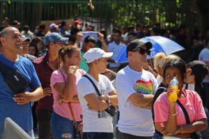 Miles de cubanos varados en la frontera sur de México en espera de regularizarse