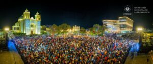 Miles de salvadoreños se congregan para celebrar el triunfo del presidente Bukele