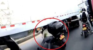 Motociclista se metió debajo de tractomula para evitar trancón; hoy en Bogotá