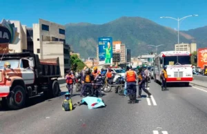 Muere repartidor de comida al chocar con camión en la autopista Prados del Este