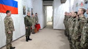 El de las Fuerzas Armadas rusas, Valeri Gerasimov, se reúne con soldados participantes en la batalla de Avdiivka, este miércoles.