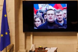 Muestran a la madre de Navalny el cadáver y el certificado de defunción de su hijo