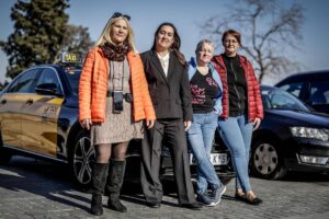 Mujeres taxistas piden cámaras en los coches por los abusos y agresiones