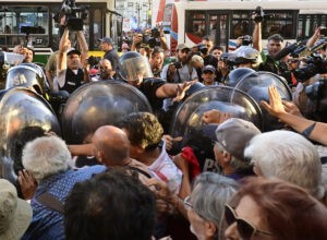 Nuevos incidentes alrededor del Congreso argentino tras la votación de la 'ley ómnibus'