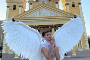 ONG condenan la detención de modelo LGBTIQ+ que posó frente a la Basílica de La Chinita vestido de ángel