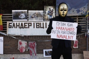 Opositores a Putin lo responsabilizan por muerte de Navalni y exigen entregar el cuerpo