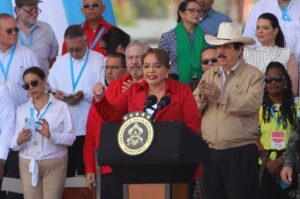 Organización de hondureños, indignada por una condecoración de Xiomara Castro a Maduro