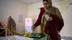 Mujer votando en un colegio electoral en Lahore, Pakistán.