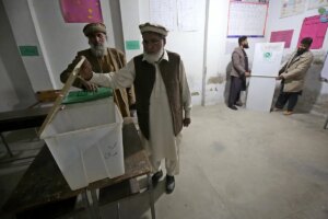 Pakistn celebra unas elecciones marcadas por atentados, lderes encarcelados y acusaciones de fraude