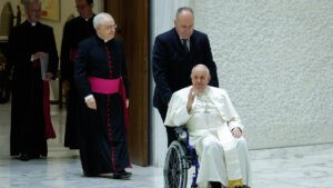 Papa Francisco acude a un hospital para pruebas diagnósticas por la gripe