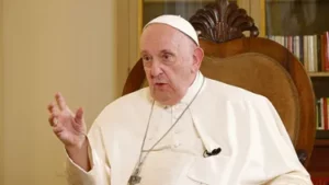 Papa Francisco tacha de “hipocresía” criticar la bendición a parejas homosexuales