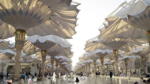 Paraguas gigantes en Arabia Saudita para el calor