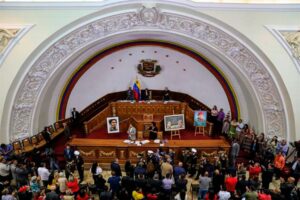 Parlamento oficialista recibe aportes de académicos y cultores para calendario electoral