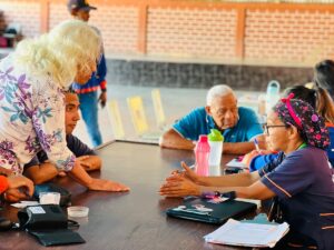 Personas de la tercera edad beneficiadas con jornada social en Carlos Arvelo