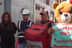 Policía se disfrazó de oso de peluche para detener a narcotraficantes en San Valentín (+Video)