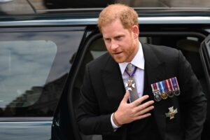 Príncipe Harry está dispuesto a desempeñar funciones reales de manera temporal para ayudar al rey Carlos durante tratamiento de cáncer
