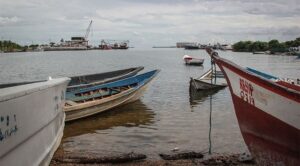 Prohíben zarpe de embarcaciones por mar de fondo en Sucre