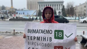 Una mujer reclama la vuelta de su marido del frente, la semana pasada en Kiev.
