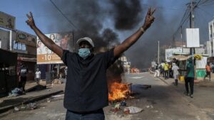 Un simpatizante de la oposición senegalesa posa frente a una barricada durante una protesta por el aplazamiento de las elecciones del próximo 25 de febrero, este lunes en Dakar.
