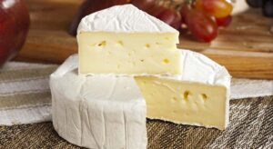 Qué es la capa blanca del queso brie