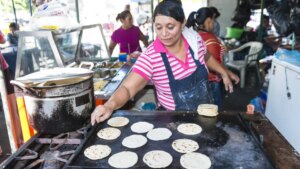 Qué son las pupusas, el plato favorito del polémico presidente de El Salvador