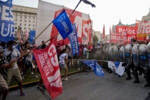 Reformas de Javier Milei navegan entre negociaciones y protestas
