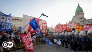 Reformas de Milei navegan entre negociaciones y protestas – DW – 02/02/2024