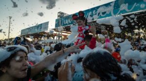 Regresa la fiesta de espuma para la celebración del Carnaval en la Vereda del Lago