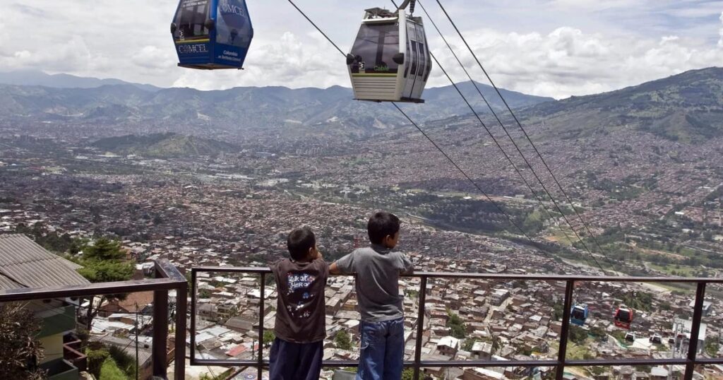 Rescatadas una docena de personas que habían quedado atrapadas en el teleférico de Quito (Ecuador)