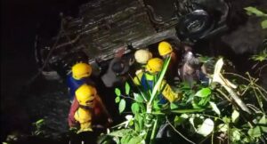 Rescatan a 2 personas de carro que desafió una creciente, fue arrastrado y terminó volcado