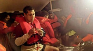 Rescatan a 40 personas tras naufragio de catamarán en Margarita