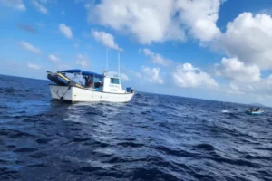 Rescatan a pasajeros de catamarán afectado por fuerte oleaje en Margarita
