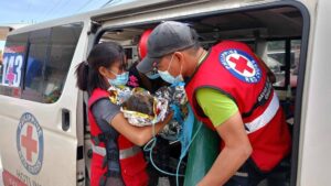 Rescatan "milagrosamente" a dos niños casi 60 horas después de un corrimiento de tierras en Filipinas - AlbertoNews