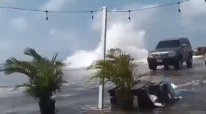 Restringieron uso de playas en Puerto Cabello tras mar de fondo repentino (VIDEO)