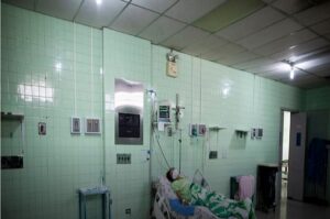 Identifica los retos de acceso a la atención quirúrgica en Venezuela debido al costo y la escasez de insumos.