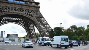 Archivo - Despliegue de las fuerzas de seguridad francesas junto a la Torre Eiffel de París